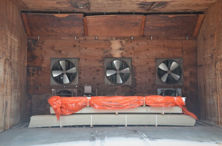 Ogrzewanie domu prądem, gdy fotowoltaika już nie działa – poznaj alternatywy