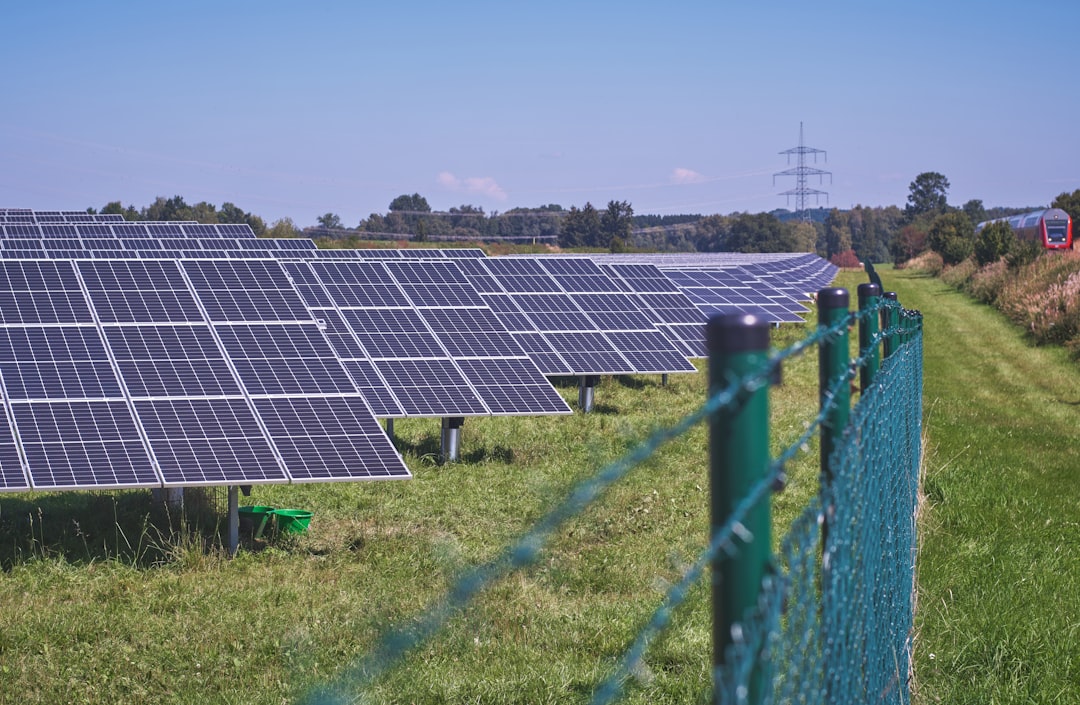 Magazynowanie energii słonecznej – jak i dlaczego warto gromadzić prąd z fotowoltaiki